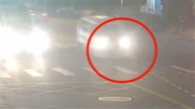 闖燈行人遭撞飛! 