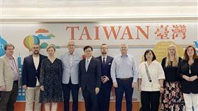 捷克參議院首席副議長德拉霍斯（Jiří Drahoš）（左八）率科技部次長哈利科娃（Jana Havlikova）（左七）、貿工部總司長歐榷克（Petr Očko）（左五）及捷克國家博物館館長盧卡其（Michal Lukeš）（左六）等乙行19人訪台，外交部歐洲司司長黃鈞耀大使（左九）及捷克駐台代表史坦格（David Steinke) （左十）到機場歡迎。