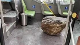 公車天降巨石　20多歲女慘遭擊斃血跡斑斑（圖／翻攝自陸網）