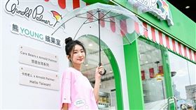 陳華大學時期曾在冰果室打工，此次驚喜現身「熊YOUNG繽果室」快閃店，展現青春、潮流的穿搭態度。（圖／品牌業者提供）