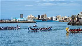 澎湖端午節龍舟競賽登場（1）澎湖端午節龍舟競賽10日在馬公第三漁港舉行，分別以公開組、男女混合組、長青組與聯誼組進行，競爭激烈。中央社  113年6月10日