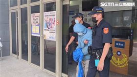 北市陳翁被依帶至第二殯儀館陪同檢警相驗。（圖／翻攝畫面）