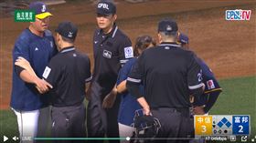 ▲中信兄弟投手教練王建民罕見動怒。（圖／翻攝自CPBL TV）