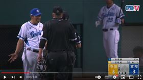 ▲富邦悍將總教練陳金鋒，上場為選手抗議觸身球。（圖／翻攝自CPBL YT）