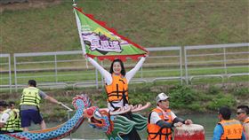 端午龍舟競渡  吳思瑤上場奪標（3）民進黨立委吳思瑤（中）10日參加台北市洲美屈原宮舉辦的端午龍舟競渡，並擔任奪標手，她舉起戰旗鼓舞士氣。中央社記者裴禛攝  113年6月10日