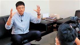 ▲陳思銘（左）遭控為保董事長大位，竟利用公司資源霸凌下屬。（圖／翻攝自有成精密臉書）