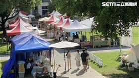 文創攤位小貓兩三隻，攤商無聊滑手機，等嘸學生。（圖／翻攝記者爆料網畫面）

