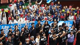 國會職權修法三讀 藍綠呼口號叫陣（1）立法院會28日三讀修正通過立法院職權行使法、刑法部分條文等案，審查結束後藍綠立委在議場中各自呼口號表達立場。中央社記者王騰毅攝  113年5月28日