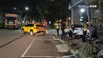 撞路旁小黃再衝騎樓　肇事轎車：2天沒睡