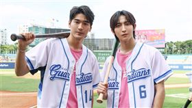 《我想和你在一起》黃宏軒（右）、涂善存受邀擔任富邦悍將開球打者。（圖／星映電影提供）