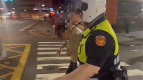 張姓少年在淡水大拜拜的遶境隊伍中亮刀，警方獲報後半小時立刻將他逮捕。（圖／翻攝畫面）