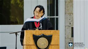 《不丹沒有槍》導演巴沃邱寧多傑是台灣女婿，榮獲其母校美國勞倫斯大學榮譽博士。（圖／海鵬提供）