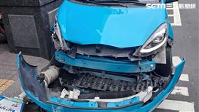 許男為撿手機而不慎自撞消防栓，造成整台車車頭保險桿因此掉落。