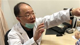 光田綜合醫院整形美容中心醫師郝治華（左）替患者陳阿嬤看診。（圖／光田綜合醫院提供）