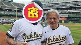 饒舌歌手大支（左）日前在紐約球場獻唱，還同框AI教父黃仁勳。（圖／翻攝自大支臉書）