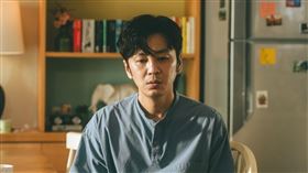 張書偉劇中遇「長腿前妻」上門驚慌失色。（圖／公視提供）