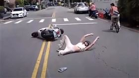 台中「女裝男」騎車啃饅頭！慘摔仆街好糗