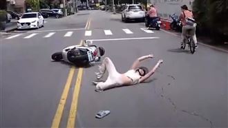 台中「女裝男」騎車啃饅頭！慘摔仆街好糗