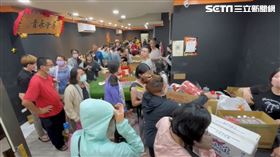 商品下殺5折消息一出，不少民眾到場瘋搶商品，現場擠得水洩不通，許多人一個籃子不夠裝，改用抱排隊結帳。（圖／翻攝畫面）
