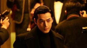《繁花》重現90年代復古上海，胡歌飾演男主角。（圖／澤東電影、MyVideo提供）