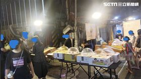 位在夜市中後半段的香腸攤，標榜銅板價10元打香腸，攤位有多台機子，但烤香腸速度無法負荷人流，老闆提出解方「不想等就下次再來拿或拿生的走」。（圖／翻攝爆料公社畫面）