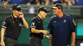 ▲中信兄弟投手教練王建民上場抗議。（圖／中信兄弟提供）