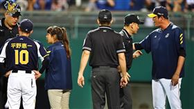 ▲中信兄弟總教練平野惠一、投手教練王建民上場抗議。（圖／中信兄弟提供）