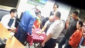 新北,清潔隊,班長,帶,休息室,黑粒仔,賭場,天九牌,環保局,翻攝記者爆料網