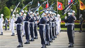 國慶將屆  三軍樂儀隊積極排練演出（1）國軍三軍樂儀隊2日在台北中正紀念堂前廣場積極排練，為110年國慶大典的演出做準備，儀隊展示訓練許久的拋槍技法，精準拋接，相當吸睛。中央社記者王騰毅攝  110年10月2日