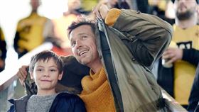 《56種喝采》改編自一對熱愛足球賽父子的部落格文章。（圖／海鵬提供）