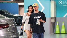 5/29　16：23　阿電與一身約會裝扮的刺青妹出現在台北微風南山停車場。