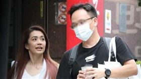 ▲柯以柔與一名戴眼鏡的男子會合，男方立刻幫他拿提袋展現紳士一面，而柯以柔充滿笑容，眼神也一直緊盯著男方。（圖／本刊攝影組）