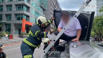 解送通緝犯警車被追撞　警「關門」逃一劫