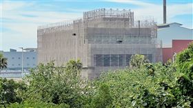 桃科SRF爭議  黃世杰：張善政儼然打假球針對經濟部撤銷桃園市政府廢止3家SRF（固體再生燃料）進駐桃園科技工業園區處分，法務部政務次長黃世杰10日指出，市府明知法律見解有誤，卻執意把有瑕疵的理由做成處分，自然會遭經濟部撤銷，桃園市長張善政儼然打假球。圖為可寧衛能源公司興建中的廠房。（讀者提供）中央社記者吳睿騏桃園傳真  113年6月10日