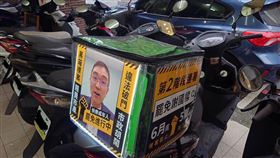 山海公民拆樑行動團隊與外送員合作，在外送箱安裝罷免基隆市長謝國樑文宣，尋求更多民眾連署支持。（圖／李晏蓉提供）