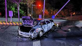 苗栗轎車高速自撞！火燒車剩車架駕駛跑了