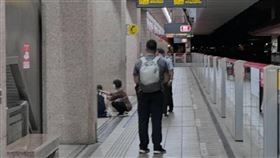 老婦人逼女子讓博愛座爆衝突，女乘客頭出血。（圖／翻攝Threads）