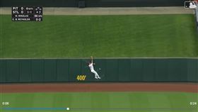 ▲紅雀中外野手沒接到飛球，投手的「無安打比賽」破功。（圖／翻攝自MLB官網）