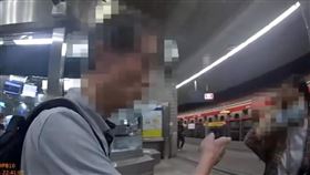 北捷25歲女連上12小時班坐在博愛座，2名老人強逼讓座
，導致她情緒崩潰用頭撞柱子。（圖／翻攝畫面）