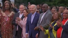 拜登參與六月節，詭異僵直微笑（圖／翻攝自X）