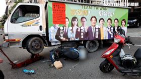去年民進黨的選舉宣傳車在苓雅區凱旋三路，迴轉不慎，造成2名機車騎士倒地骨折。（圖／翻攝畫面）
