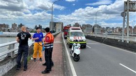 台北橋今天（12日）上午10時許發生一起墜橋事件，一名莊姓男子（54歲）不明原因從台北橋上墜落淡水河，民眾目擊連忙報警求助。警消人員獲報到場搜救，在橋上發現莊男遺留的物品，並從水中將莊男打撈上岸，目前已送醫急救中，確切墜橋原因仍待調查釐清。