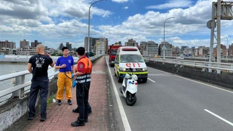 新／台北橋墜落淡水河　1男送醫搶救不治