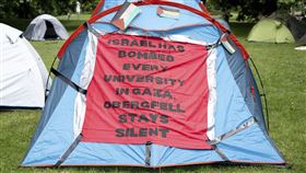 示威人士在UCLA校園內築起營地，哀悼在戰爭中喪命的巴勒斯坦人。（圖／美聯社／達志影像）