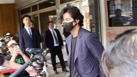 周渝民現身邱瓈寬母親靈堂。（圖／記者鄭孟晃攝影）