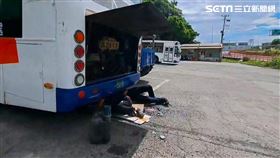 基隆公車瘋狂漏油害慘後方騎士，許多騎士因此摔傷送醫。（圖／翻攝畫面）