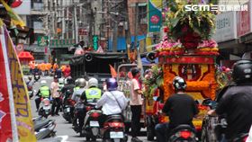 遶境活動突破萬人，場面相當盛大，警方也早已於周邊戒備以防陣頭亂象。（圖／警方提供）