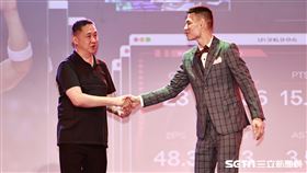 ▲T1頒獎典禮，林秉聖拿下年度第六人，強恕高中恩師頒獎。（圖／記者劉彥池攝影）