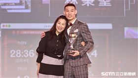 ▲T1頒獎典禮，林秉聖拿下年度進步獎，媽媽擔任頒獎人。（圖／記者劉彥池攝影）