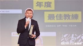 ▲T1頒獎典禮，中信特攻總教練李逸驊拿下年度總教練。（圖／記者劉彥池攝影）